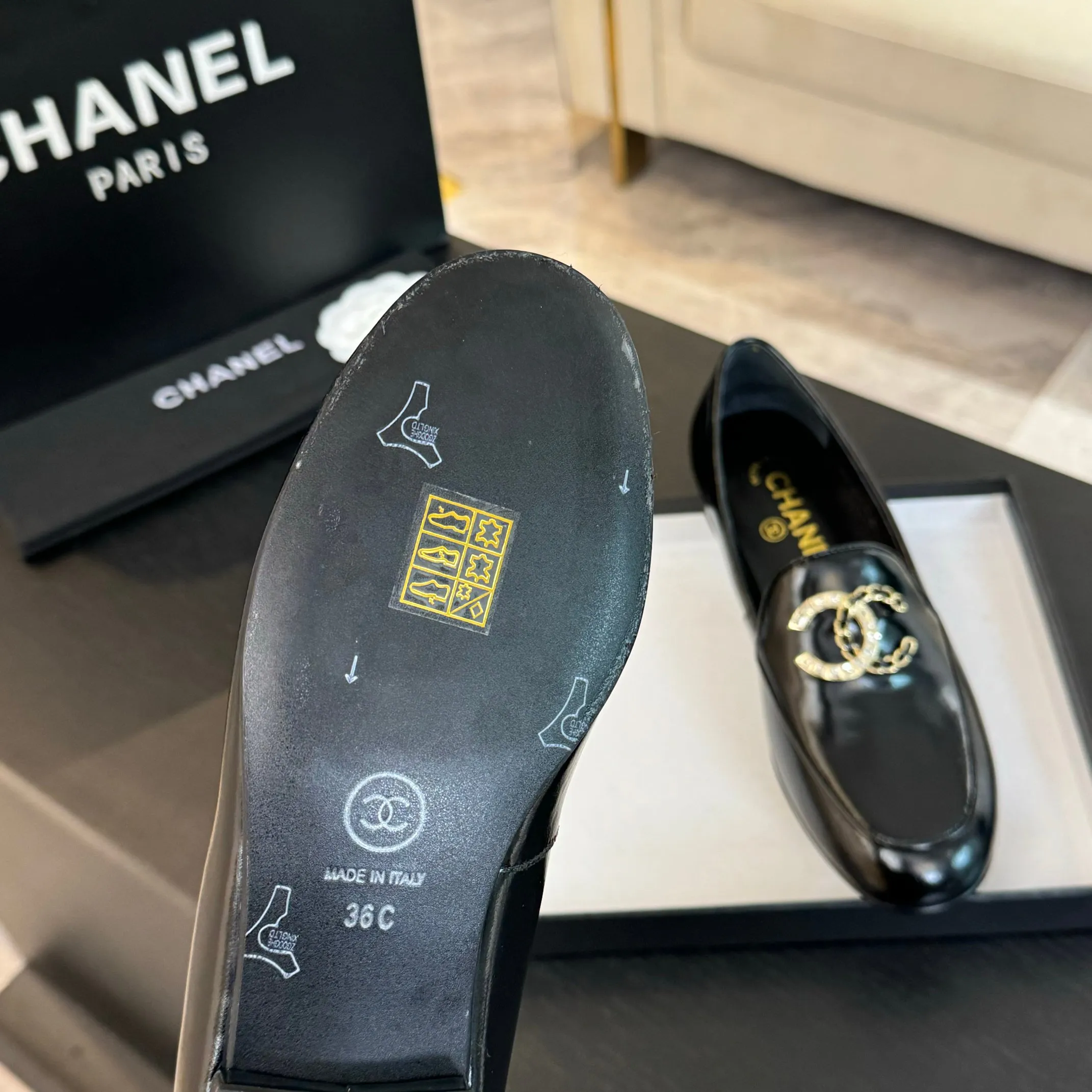 👟👟Ex-factory price 600👟👟 Purchasing-grade CHANEL Xiaoxiang classic retro shoes. I liked this pair at first sight. The design of the upper is very special. The classic hardware buckles embellished with Xiaoxiang are very CHANEL style. It has a high-end feel. The upper feet are very comfortable and soft. The feet are not afraid of being good-looking and comfortable. They are invincible when paired with mid-calf socks, skirts and trousers. It looks simple in style, but it has the effect of elongating the legs immediately on the feet, which is simple and does not lose personality. Adds a touch of coolness. Upper: imported mixed-breed lambskin. Lining: mixed-breed sheepskin. Soft, sweat-absorbent and breathable! Hardware: Exclusive original 1:1 mold development! Long-lasting and does not soften! Outsole: Genuine leather outsole imported from Italy. Height is about 2.5cm. Different market currency. We are different. Size: #34-42 (34 40 41 customized, non-refundable)